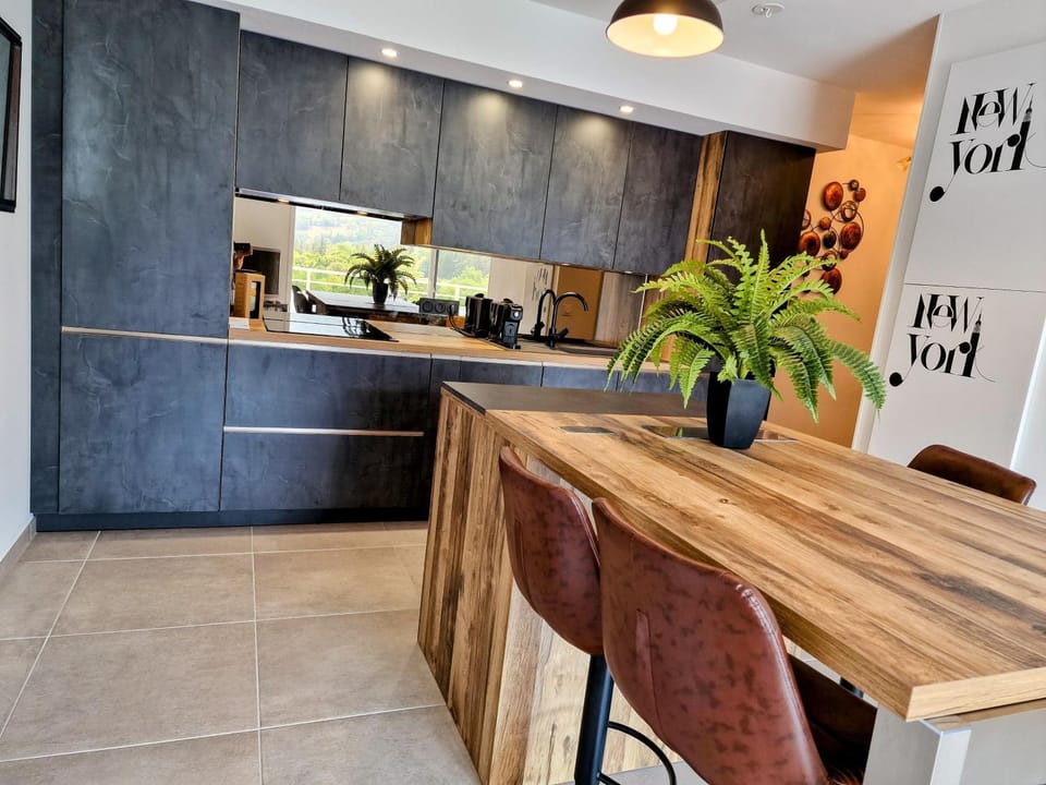 Kitchen or kitchenette, Dining area