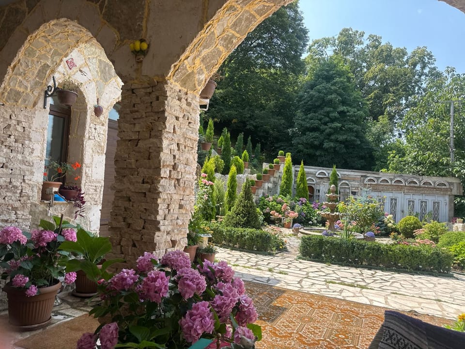 Amrots Deghceni - Boutique Castle Stay Bed and Breakfast in Armenia