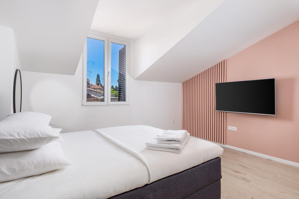 Bed, TV and multimedia, Bedroom