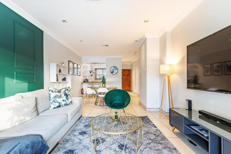Exquisite Emerald Stay at Ridgeton Modern Two Bedroom Apartment in the Heart of Umhlanga Ridge Sleeps 6 Apartment in Umhlanga