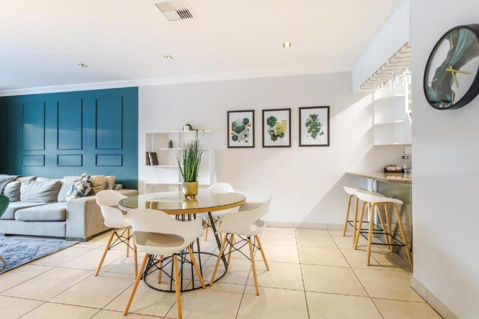 Exquisite Emerald Stay at Ridgeton Modern Two Bedroom Apartment in the Heart of Umhlanga Ridge Sleeps 6 Apartment in Umhlanga