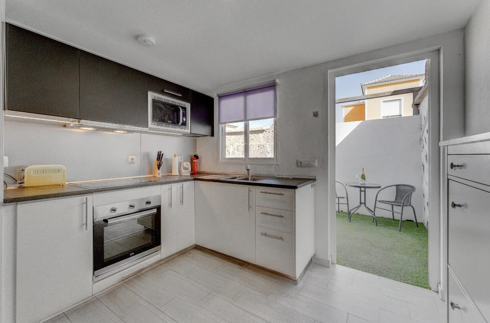 Kitchen or kitchenette, minibar, pet friendly, stove