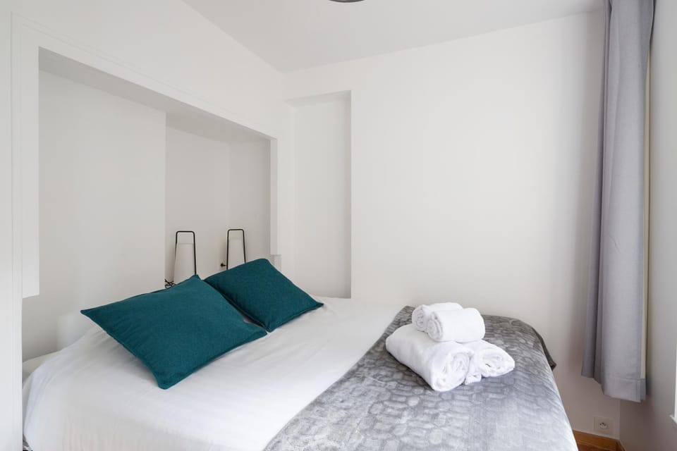 Bed, Bedroom, towels