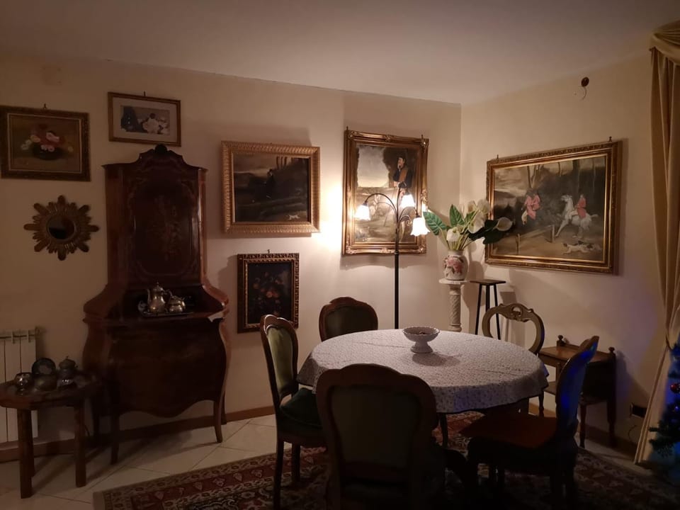 Seating area, Dining area