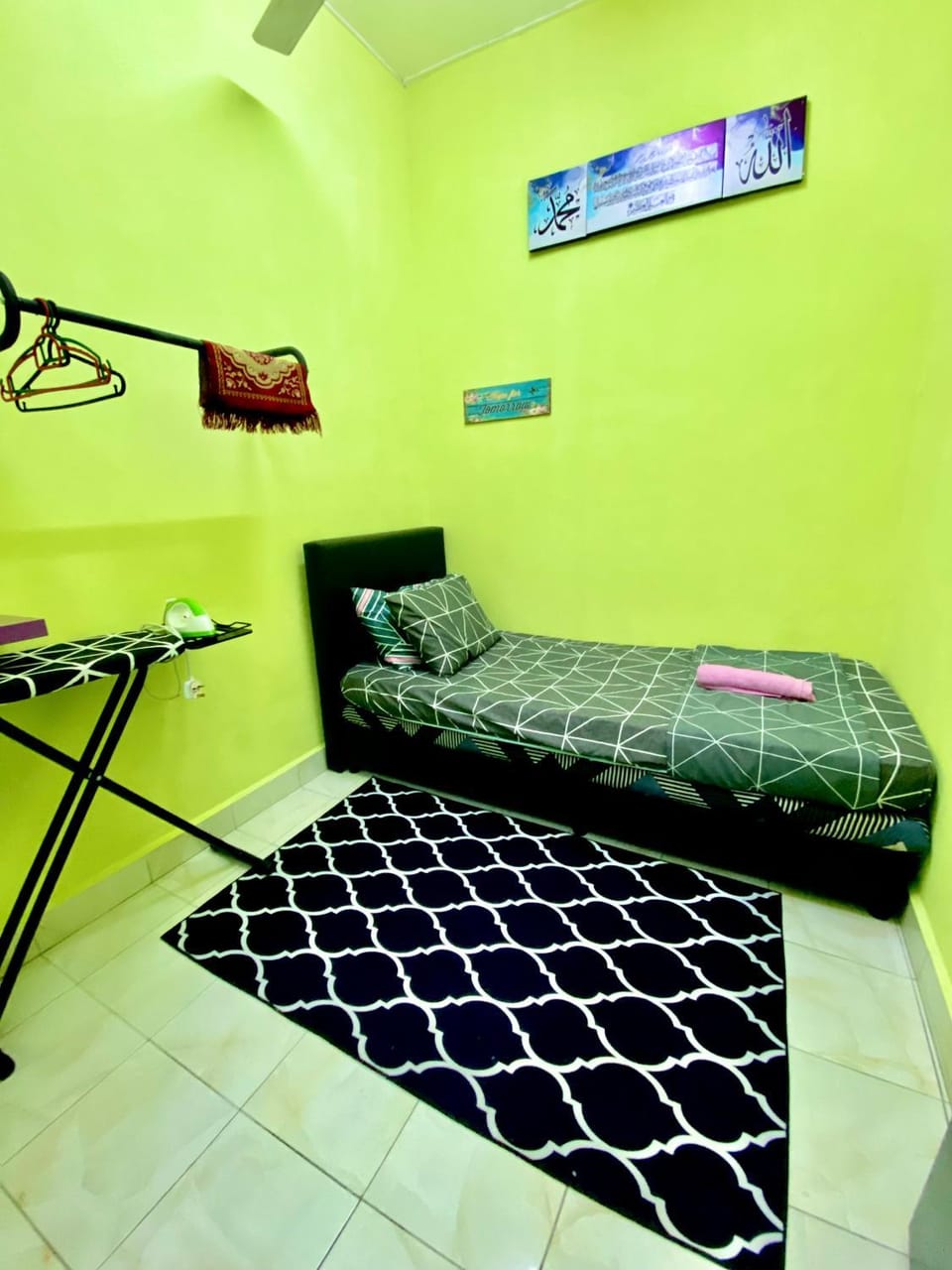 Bedroom, fireplace
