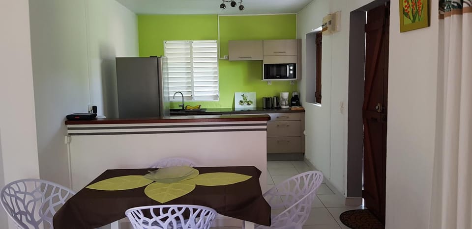 Paisible maison à Vieux-Habitants House in Leeward Islands