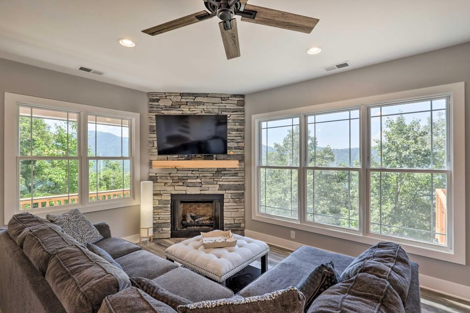 Escape w/ Hot Tub, Mtn Views: 5 Mi to Urban Trail House in Asheville