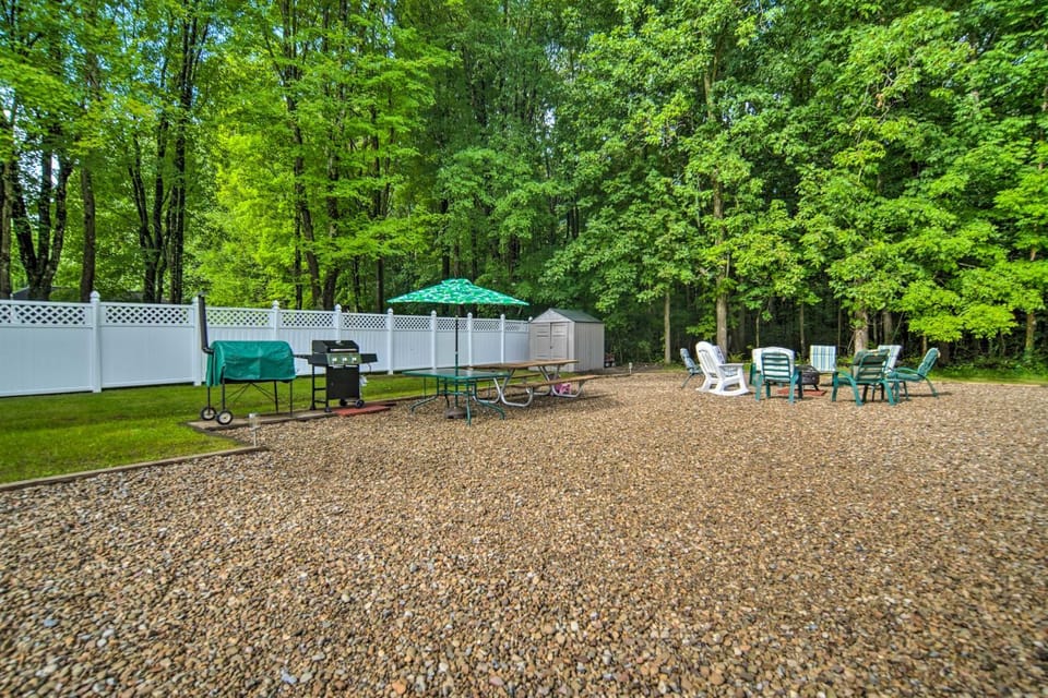 Jamestown Retreat with Hot Tub - Walk to Lake! House in Lake Erie