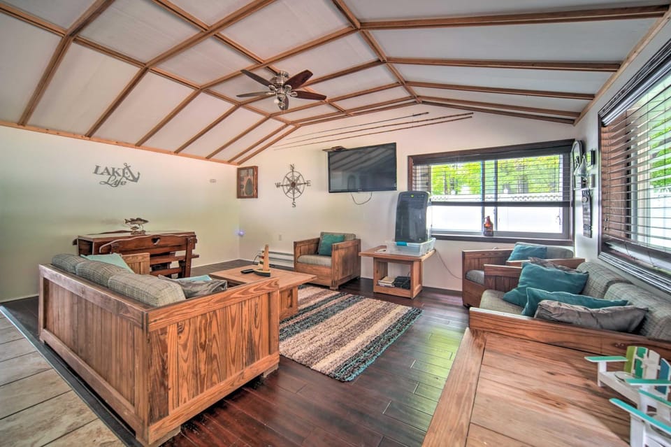 Jamestown Retreat with Hot Tub - Walk to Lake! House in Lake Erie