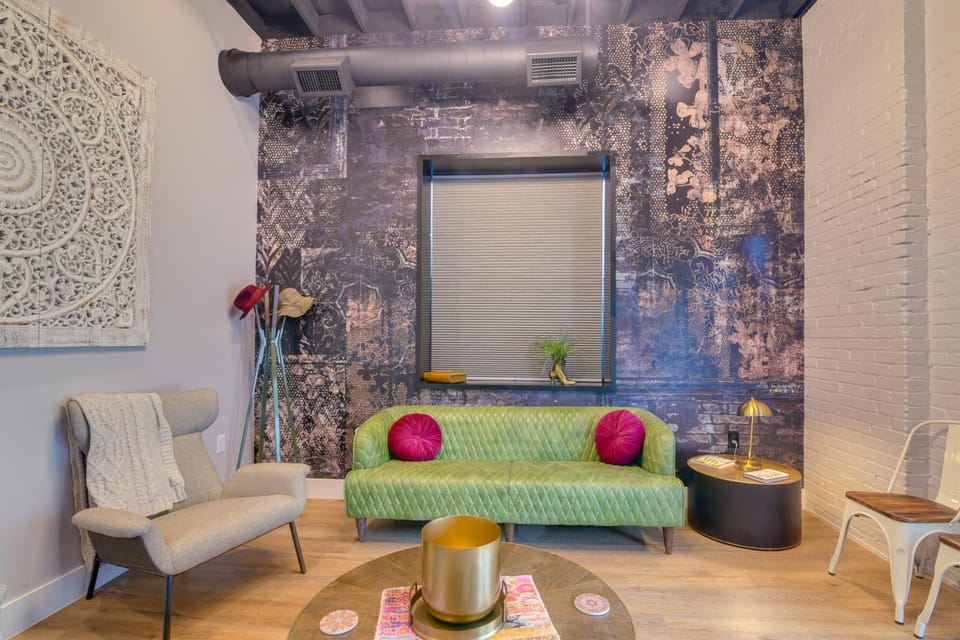 Walk to Strand Historic District: Stylish Dtwn Gem House in Texas City