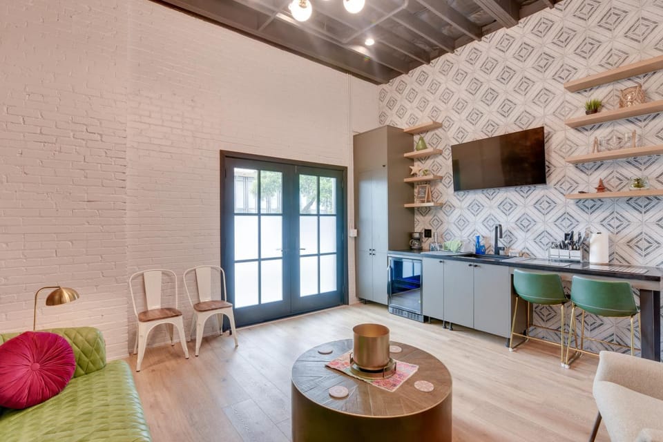 Walk to Strand Historic District: Stylish Dtwn Gem House in Texas City