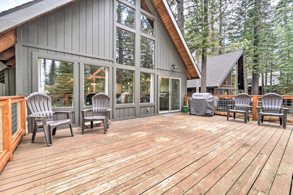 2 Mi to Tahoe Donner Ski Resort: Forest-View Haven House in Truckee