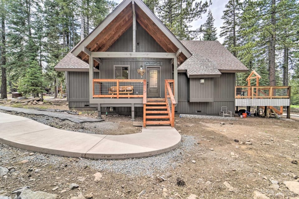2 Mi to Tahoe Donner Ski Resort: Forest-View Haven House in Truckee