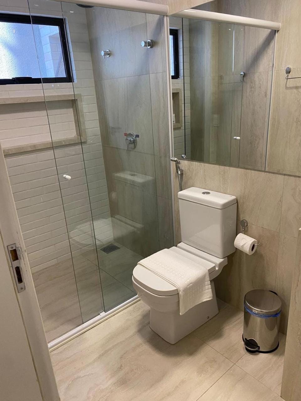 Shower, Photo of the whole room, towels