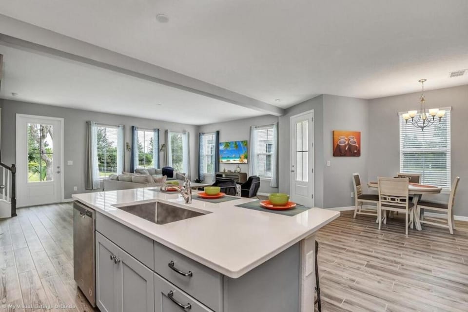 Sunny Amp Bright Modern Retreat House in Davenport