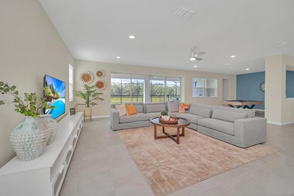 Tropical Lake View Retreat House in Four Corners