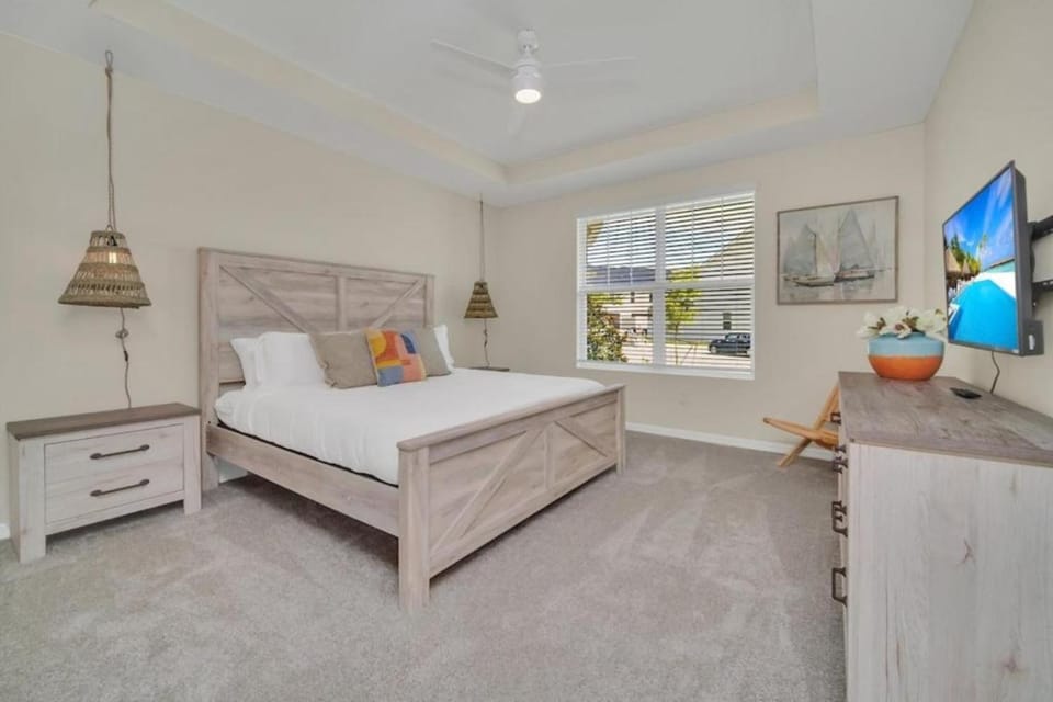 Tropical Lake View Retreat House in Four Corners