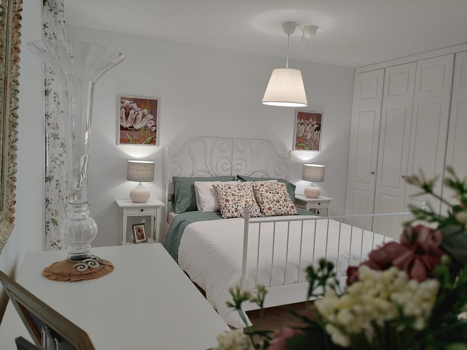 Bed, Seating area, Bedroom