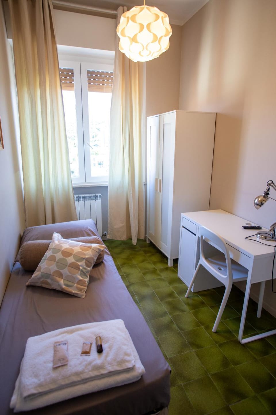 Photo of the whole room, Bedroom