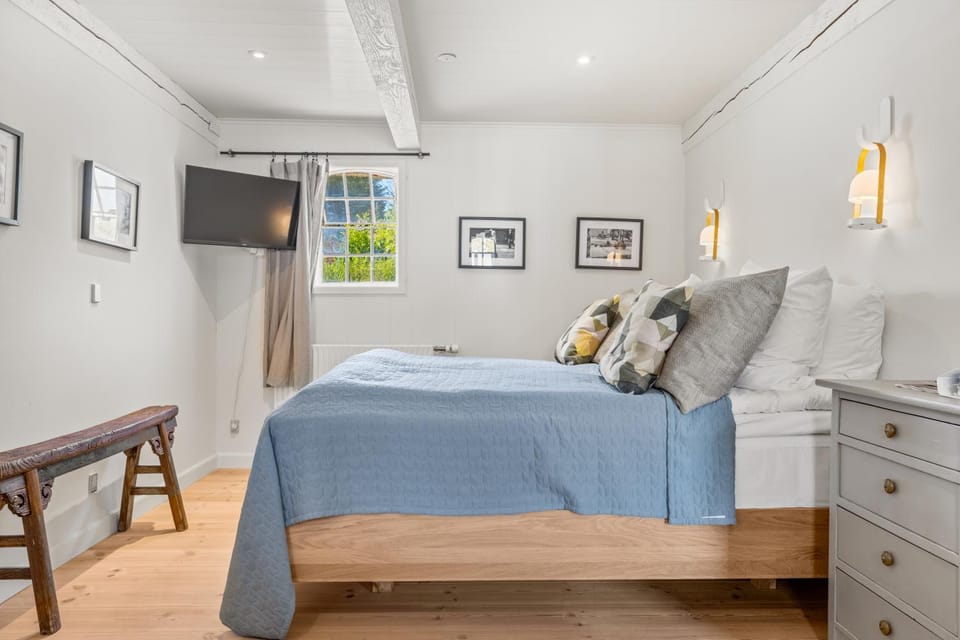 Bed, TV and multimedia, Bedroom