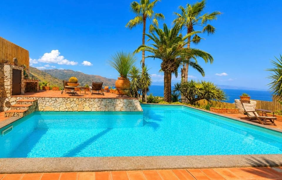 Pool view, Sea view, Swimming pool, sunbed, VIP