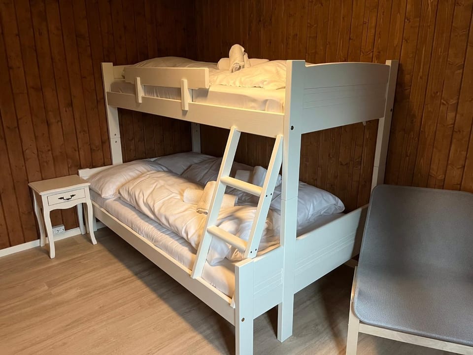 Bedroom, Breakfast, bunk bed, towels