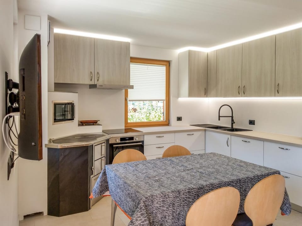 TV and multimedia, Kitchen or kitchenette, Dining area, stove