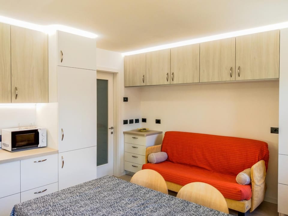 Seating area, Dining area, minibar