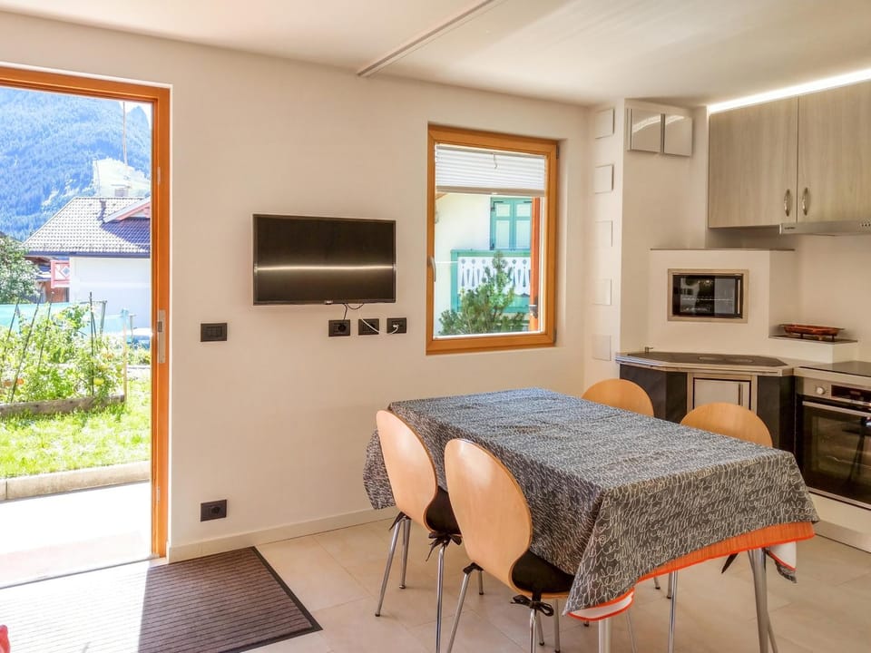 TV and multimedia, Kitchen or kitchenette, Dining area, Garden view, pet friendly, stove