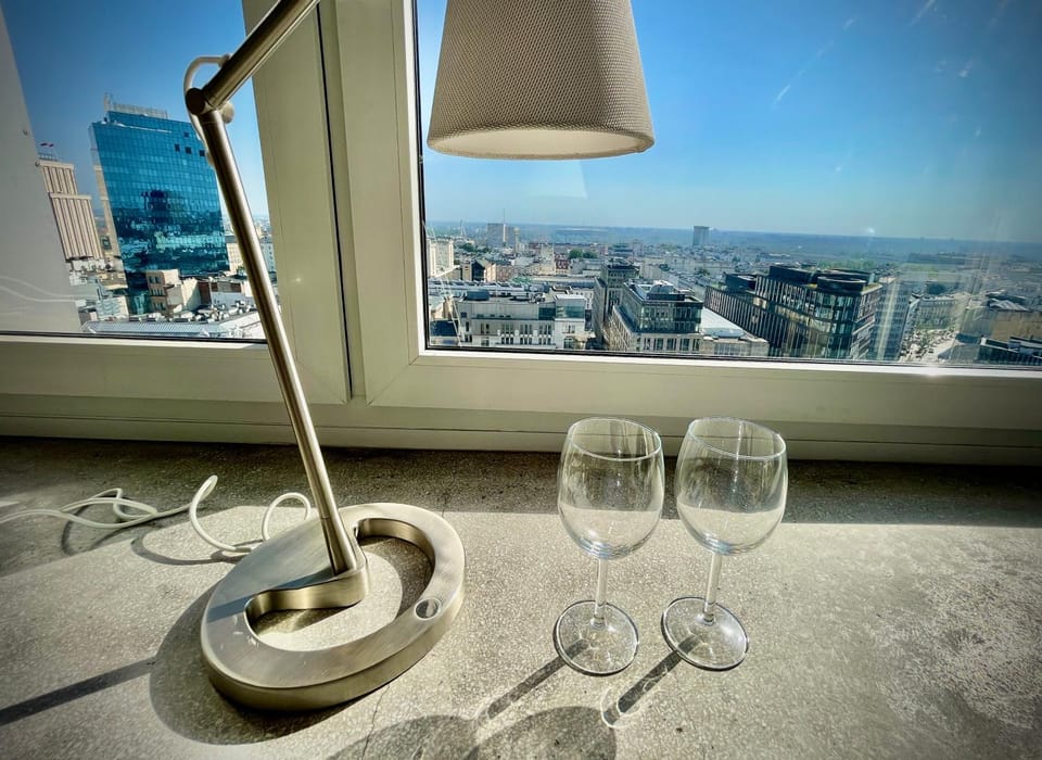 Super GREY 2 metro fast WiFi 65’TV Netflix HBO AppleTV+ Apartment in Warsaw