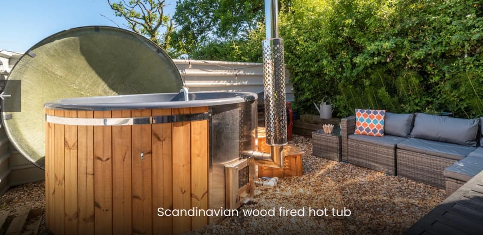 Shepherds Hut with Scandinavian Hot Tub and hydromassager Apartment in New Forest District