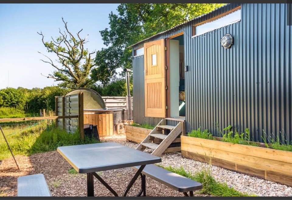 Shepherds Hut with Scandinavian Hot Tub and hydromassager Apartment in New Forest District