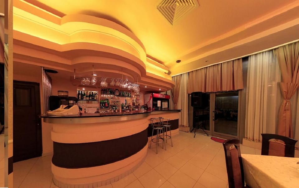 Restaurant/places to eat, Food and drinks, Seating area, Drinks