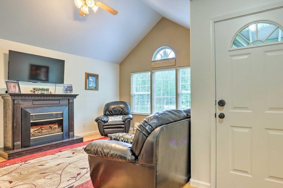 Charming Wasilla Retreat: Walk to Lake Lalen! House in Alaska