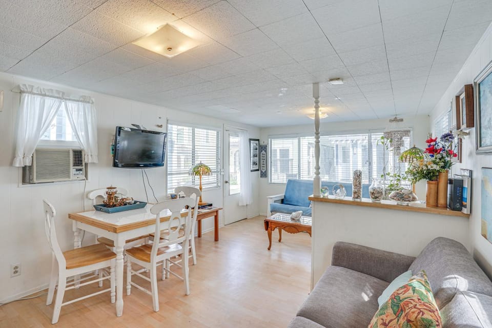 Quaint Avalon Cottage < Half-Mi to Beaches! House in Avalon