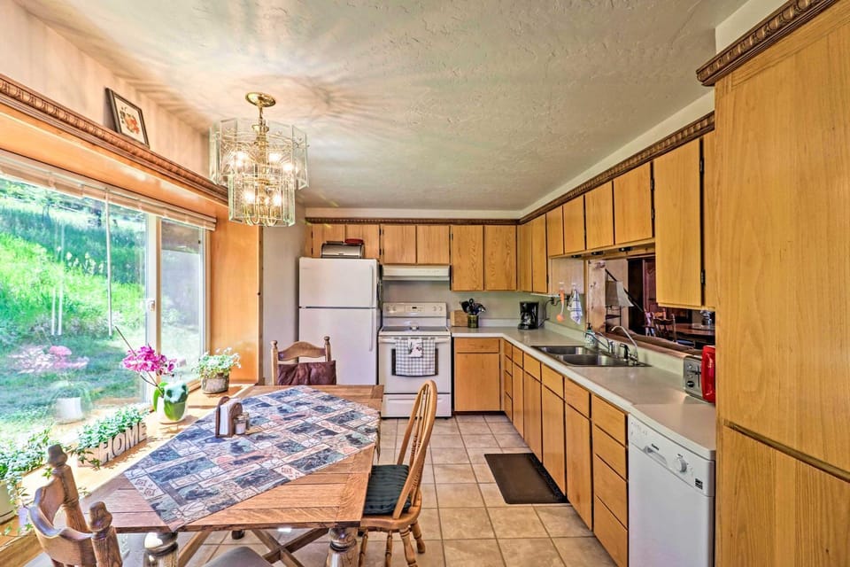 Cozy Montana Lake View Getaway - Fish & Hike! House in Idaho