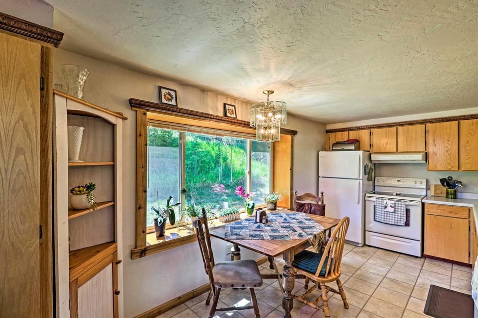 Cozy Montana Lake View Getaway - Fish & Hike! House in Idaho
