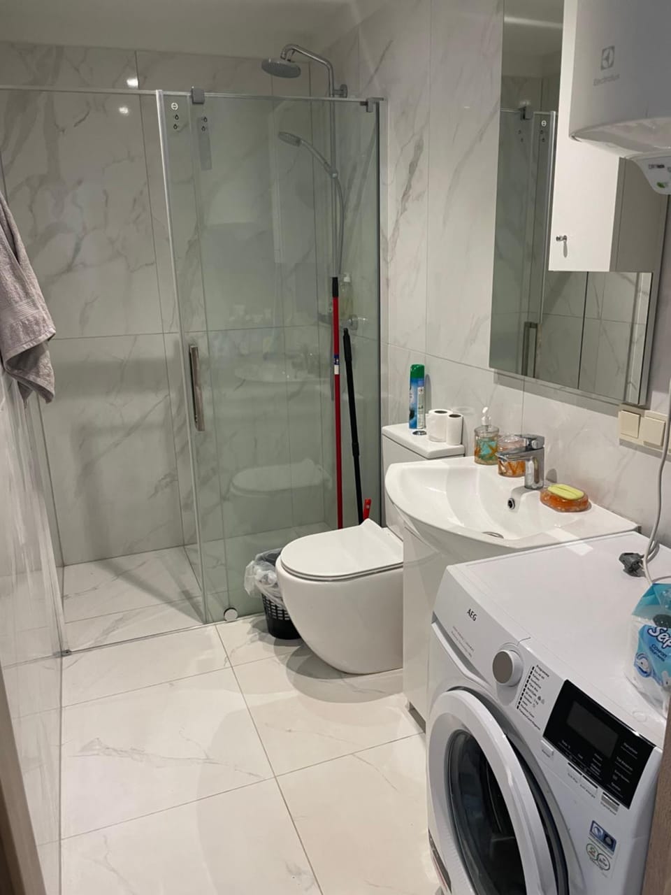 Shower, Toilet, Bathroom, towels, washing machine