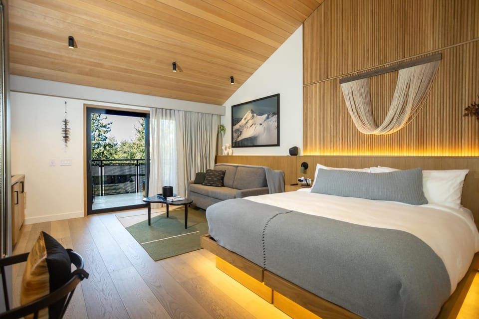 Bed, Living room, Seating area, pet friendly