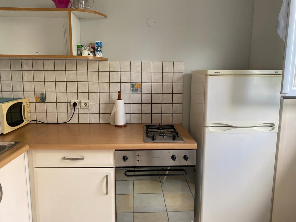 Coffee/tea facilities, Kitchen or kitchenette, oven, stove, toaster