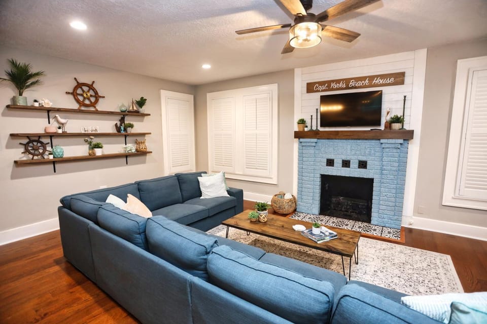 TV and multimedia, Living room, Seating area, Evening entertainment, flat iron