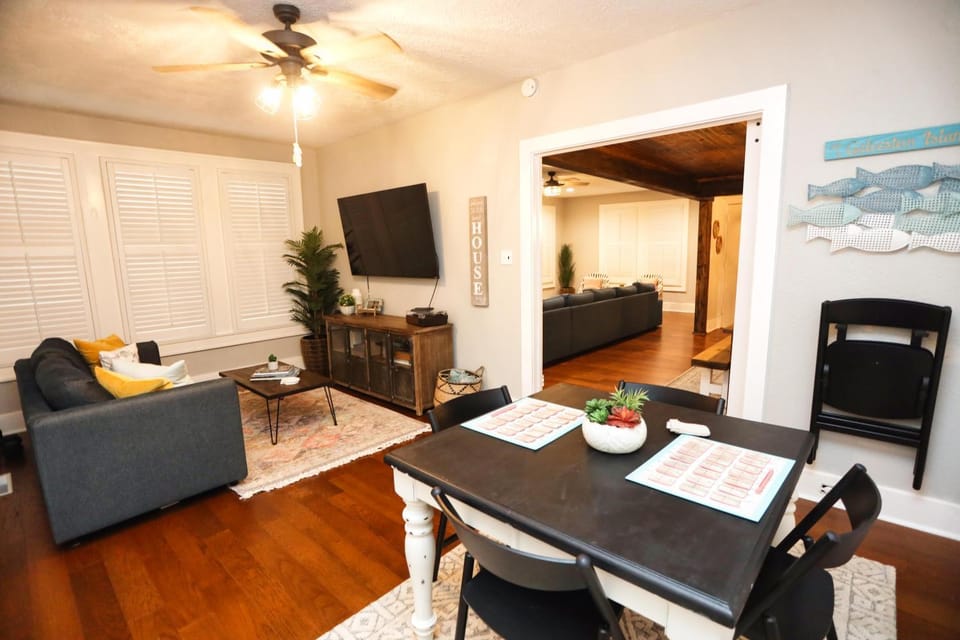TV and multimedia, Living room, Seating area, Dining area