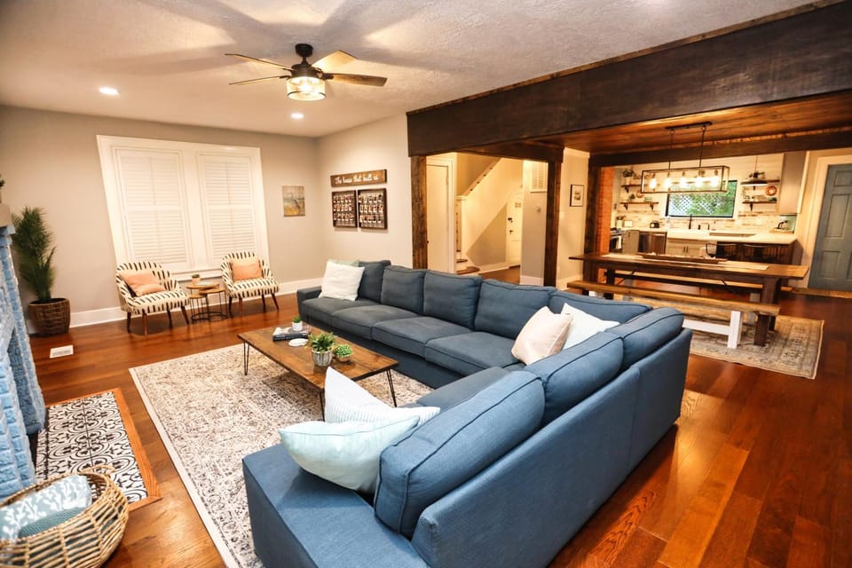 TV and multimedia, Living room, Seating area, Dining area
