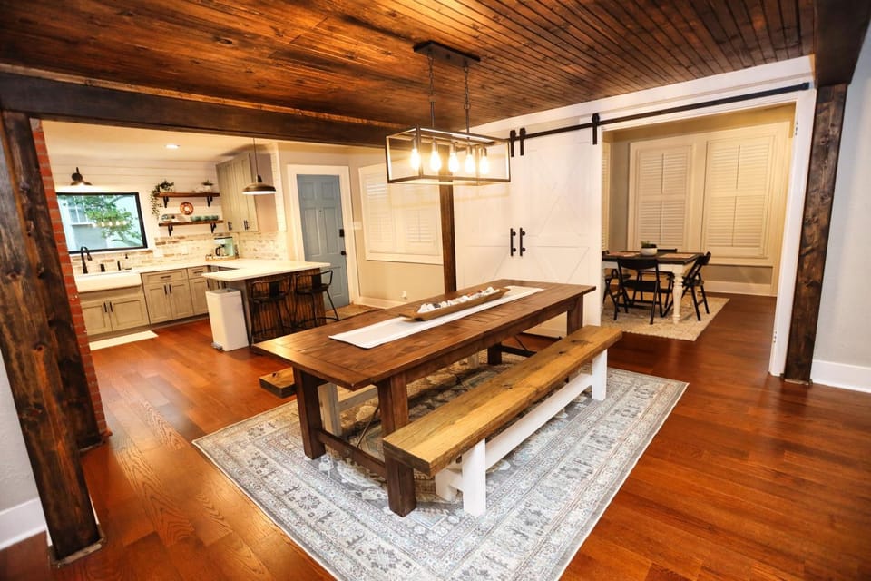 Kitchen or kitchenette, Seating area, Dining area