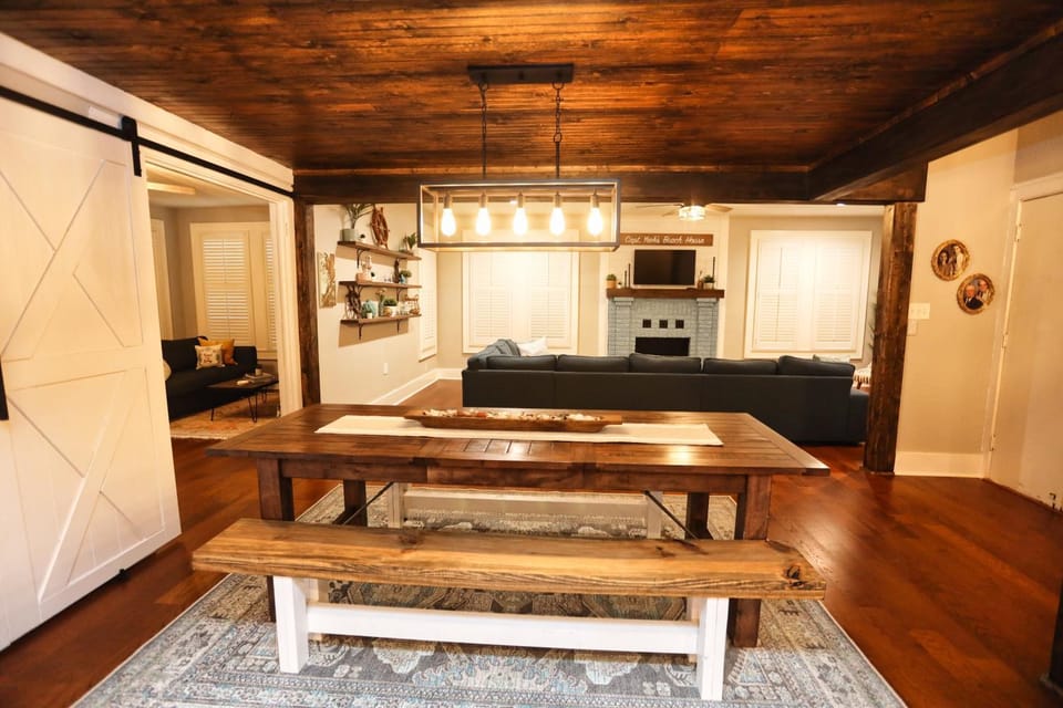 TV and multimedia, Living room, Seating area, Dining area