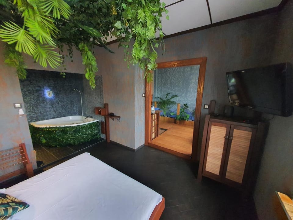 Hot Tub, Photo of the whole room, Bedroom