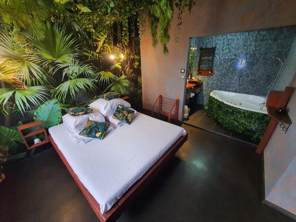 Hot Tub, Photo of the whole room