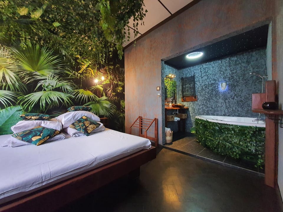 Bed, Hot Tub