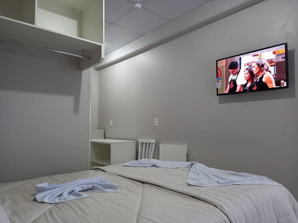 Bed, TV and multimedia, Photo of the whole room, Bedroom