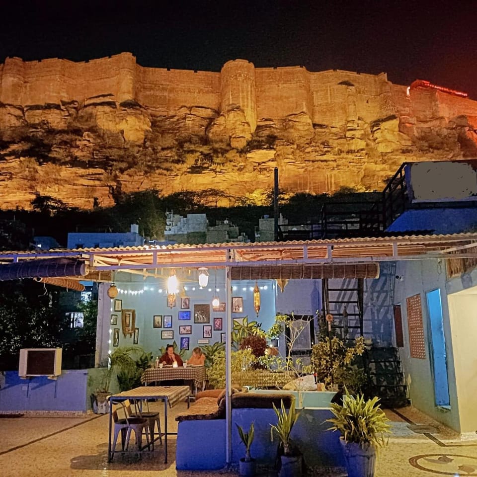 Restaurant/places to eat, Night